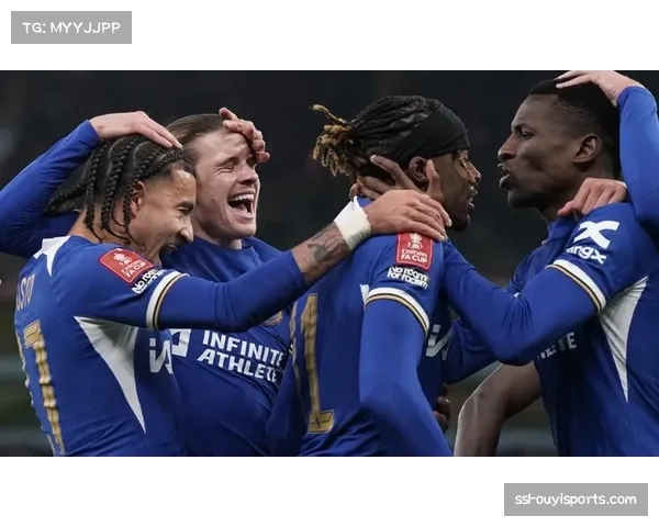 镜头聚焦：阿斯顿维拉后卫在成功封堵一次肋部传中后，激动捶地庆祝